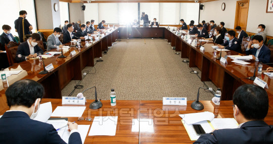 손병두 금융위 부위원장이 23일 서울 중구 은행연합회에서 열린 금융리스크 대응반 회의에서 모두발언을 하고 있다.